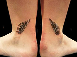 Tatuaje de alas de ángel al estilo de la moda londinense, Artista del tatuaje: Tatuador,  Ideas de tatuajes  