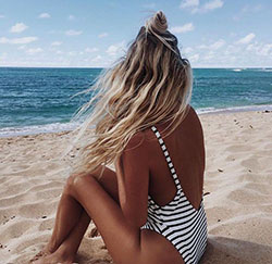 Chica bronceada de playa con cabello rubio: Bronceado,  pelo negro,  Trajes de viaje  