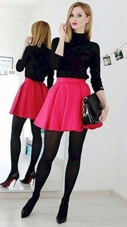 falda rosa con medias negras: top corto,  Zapato de tacón alto,  cuello polo,  Falda de patinadora,  Conjunto de medias  
