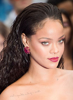 Consejos útiles rihanna com rubor, maquillaje facial: Fotografía de moda,  maquillaje facial,  Los mejores looks de Rihanna  