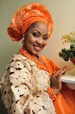 Sombrero Aso Oke Vestidos nigerianos para novias nigerianas, corbata para la cabeza: Ideas de peinado,  Aso Oke,  vestidos nigerianos  