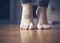 Pie tatuajes pequeños corazones, símbolo del infinito: Ideas de tatuajes  