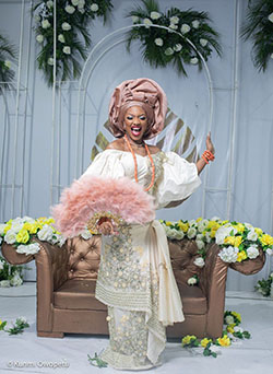 Vestidos nigerianos para novias nigerianas, Diseño floral y Ramo de flores: Ramo de flores,  Diseño floral,  pueblo igbo,  vestidos nigerianos  