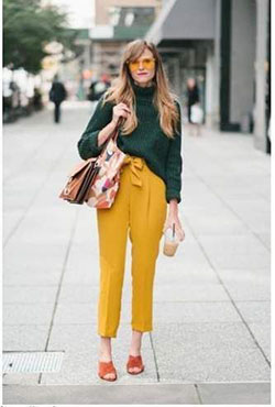 Pantalones amarillos street style, Moda de calle: Atuendo De Pantalones Cortos  