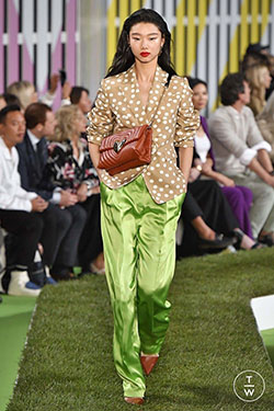 Modelo de moda ajustado al estilo, Desfile de moda: Desfile de moda,  Chaqueta de traje,  Alta costura,  Trajes De Pantalón Verde  