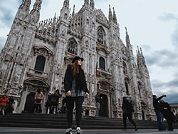 Encuentra estos gran catedral de Milán, Duomo di Milano: arquitectura gótica,  Modelos calientes de Instagram  