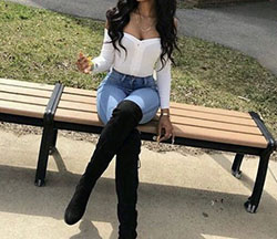 Instagram sentado en banco chicas negras: traje de mameluco,  Camisa sin mangas,  Trajes de malo,  Atuendos Informales  
