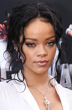 Rihanna 2014 premios mtv maquillaje, Teatro Microsoft: Nicki Minaj,  Los mejores looks de Rihanna  