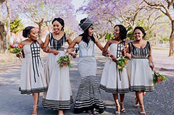 vestidos de novia tradicionales xhosa: vestidos africanos,  traje folklórico,  Vestidos Roora  