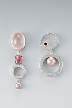 Aretes asimétricos de vidrio de mar, joyería para perforaciones del cuerpo, diseño de joyería: Pendientes,  Accesorio de moda,  Diseño de joyas  