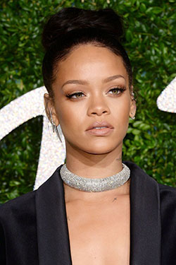 Cabello de Rihanna en un moño: vestidos de alfombra roja,  con gala,  trenzas de caja,  Nudo superior,  Los mejores looks de Rihanna  