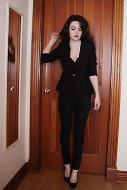 Outfits con pintalabios rojo oscuro, moda gótica: Ropa vintage,  moda grunge,  moda gótica,  modainsta,  Trajes De Vestido Negro  