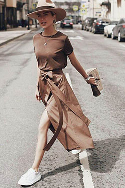 Falda cruzada con zapatillas, Ropa casual: Falda cruzada,  vestido largo,  Atuendos Informales,  Ideas de ropa de calle  
