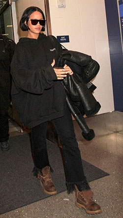 Obtenga más información sobre la sudadera con capucha negra de Rihanna, The Fashion Awards: estilo rihanna  