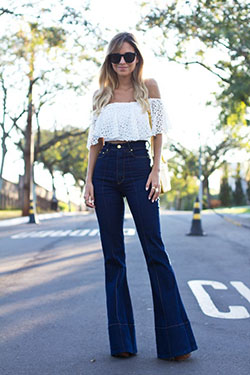 Destacado conjunto de jeans Lovely Flare, Blank NYC: top corto,  Jeans con corte de bota  