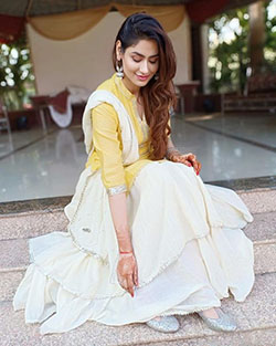 Descubre a esta hermosa modelo, N. Yaar & Company: vestidos de coctel,  Zapato de tacón alto,  Yashika Aanand,  Sesión de fotos,  Sabby Suri Instagram,  Sabby Suri |  