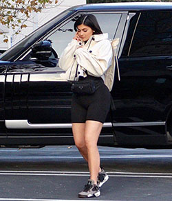 Kylie Jenner después del nacimiento, Kylie Jenner: Kylie Jenner,  kim kardashian,  KrisJenner,  travis scott,  Conjunto de pantalones cortos  
