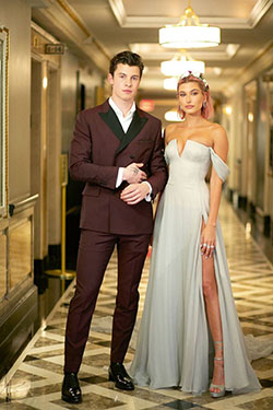 vestido de hailey baldwin met gala: Vestido de novia,  Kendall Jenner,  vestidos de alfombra roja,  shawn mendes,  trajes de pareja  