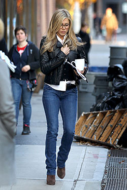 Descubre más sobre jennifer aniston 2010, Jennifer Aniston: Jennifer Aniston,  Jeans con corte de bota,  fotos de celebridades  