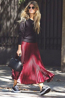 Conjunto falda roja larga plisada: Falda larga,  Trajes De Falda,  Estilo callejero,  Atuendos Informales  