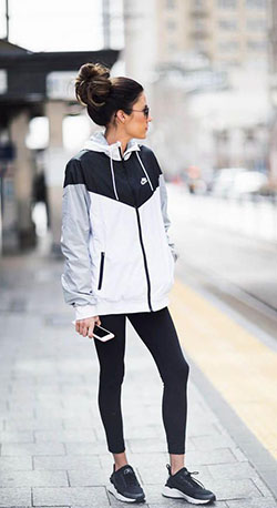 Una de las tenue nike más admiradas, Nike Windbreaker: Cuello redondo,  objetivos de moda,  Atuendos De Yoga,  Cortavientos Nike  