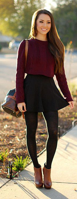 Botines y minifalda: top corto,  trajes de invierno,  Zapato de tacón alto,  Atuendos Con Botas,  Trajes De Falda,  Mini falda  
