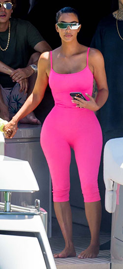 Traje rosa de chanel de kim kardashian: kim kardashian,  Kanye West,  kourtney kardashian,  parís hilton  
