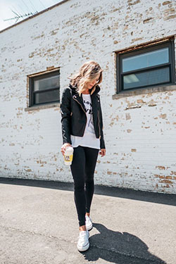 Combinar una calza negra, Leather jacket: Chaqueta de cuero,  Atuendos De Yoga  