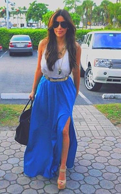 falda maxi azul de kim kardashian: Camisa sin mangas,  Falda larga,  kim kardashian,  Trajes De Falda,  Atuendos Informales  