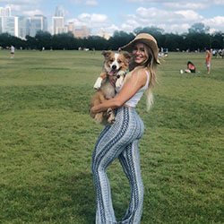Courtney sastre con perros, Golden Retriever: Modelos calientes de Instagram  