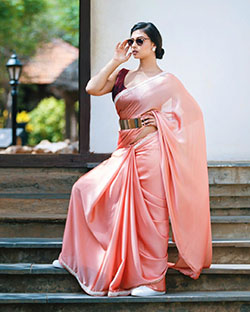 Mira estos saris perfectos de Sameea Bangera, camisa sin mangas: vestido sin espalda,  Camisa sin mangas,  Modelos calientes de Instagram,  chicas calientes en sari  