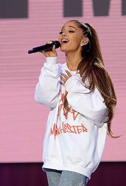 Ariana grande un amor manchester: Ariana Grande,  Mac Miller,  Los atuendos de Ariana Grande  