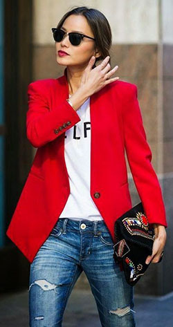 Blazer rojo street style, Moda de calle: Vaqueros de mamá,  traje de chaqueta,  Americana informal,  Estilo callejero,  Atuendos Informales  