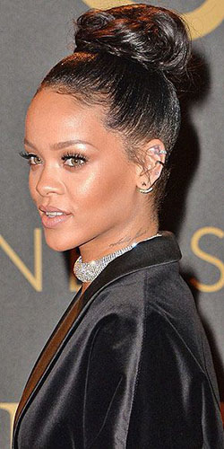 Fenty Beauty, Cabello negro: Ideas para teñir el cabello,  Belleza Fenty,  pelo negro,  Los mejores looks de Rihanna  