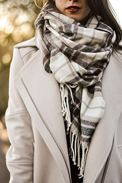 Bonita bufanda de invierno elegante y clásica, ropa de invierno.: Fotografía de moda,  trajes de invierno,  gabardina,  Accesorio de moda,  Trajes De Bufandas  