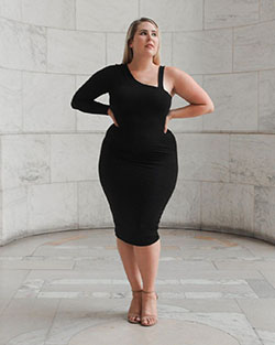 Echa un vistazo al vestidito negro, Sophie Turner: Modelo de talla grande,  Objetivos del cuerpo,  Sofía Turner,  Sesión de fotos,  Modelos calientes de Instagram,  vestido negro  