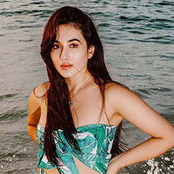 Aditi Budhathoki Bikini Fotos de Instagram, Mehrene Kaur Pirzada: Aditi Budhatoki,  Sesión de fotos,  Modelos calientes de Instagram,  Vijay Deverukonda  