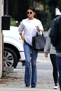Selena gomez jeans bootcut, Selena Gomez: Pantalones ajustados,  Selena Gomez,  Jeans con corte de bota,  Vaqueros beige  