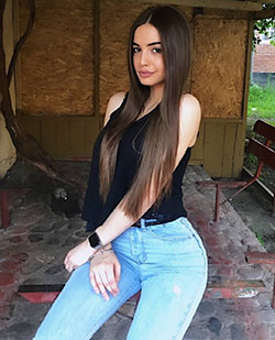 Cute Hot Girls On The Instagram, Estación de tren de Yerevan y Cabello largo: Pelo largo,  Pelo castaño,  Sesión de fotos,  pelo negro  