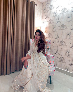 Karishma Sharma Instagram Photos, Karishma Sharma y Wedding dress: Vestido de novia,  Alta costura,  Accesorio de moda,  Sesión de fotos,  Karishma Sharma  