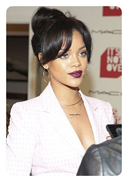 Moño alto con flequillo: Pelo largo,  Nudo superior,  Cosméticos MAC,  Los mejores looks de Rihanna  