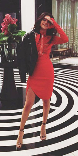 Selena gomez vestido rojo instagram: Selena Gomez,  Vestido rojo  