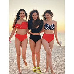 laxmi rai en bikini rai laxmi: Priyanka Chopra,  Shruti Haasan,  Modelos calientes de Instagram,  Raai Laxmi,  Shama Sikander  