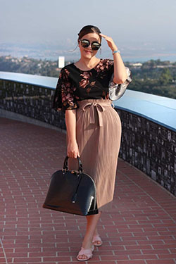 Modelo de moda de estilo francés, pequeño vestido negro: blogger de moda,  Semana de la Moda,  Traje De Falda Midi  