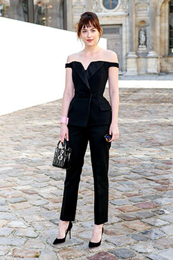 Encantadora modelo de moda de estilo veraniego, Semana de la Moda de París: Semana de la Moda,  dakota johnson,  Trajes De Vestido Negro  