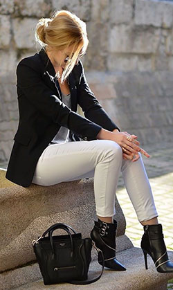 Pantalón blanco con blazer negro: Pantalones ajustados,  Atuendos Con Botas,  Informal de negocios,  trajes de negocios,  Atuendos Informales  