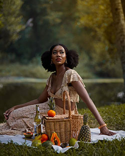 Chica negra en un picnic: Personas de raza negra,  Piel oscura,  Mujeres negras  