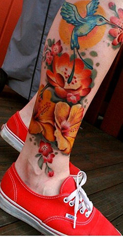 Tatuaje de flor de hibisco en la pierna: Diseño floral,  Ideas de tatuajes  