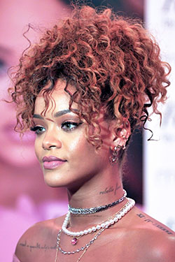 Cabello negro, Tintes de cabello: Pelo largo,  Ideas para teñir el cabello,  Pelo castaño,  El pelo en capas,  pelo negro,  Los mejores looks de Rihanna  