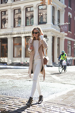 Outfit de invierno con jeans blancos, Ropa de invierno: trajes de invierno,  Pantalones ajustados,  Bota por encima de la rodilla,  Atuendos Con Botas,  Estilo callejero,  Atuendos Informales  